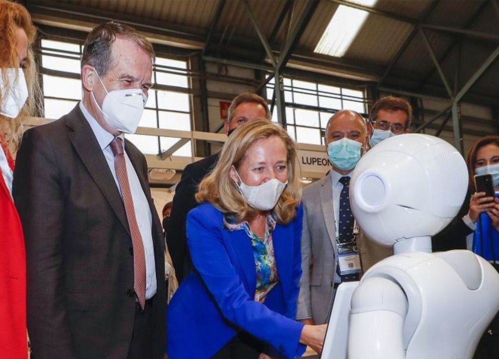 Alquiler de robots para eventos para comunicar e interactuar con personas. Nadia Calviño pepper